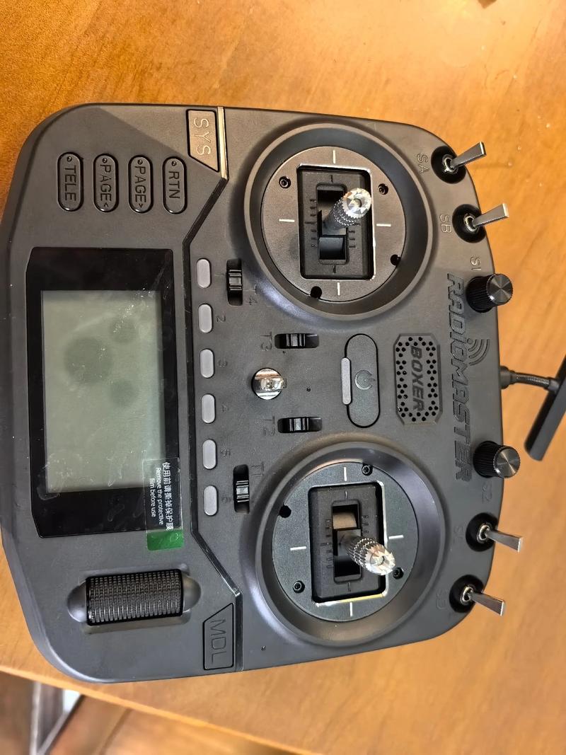 无人机舵面遥控是啥？简单说就像给飞机装了方向盘，地面操控空中翻跟头