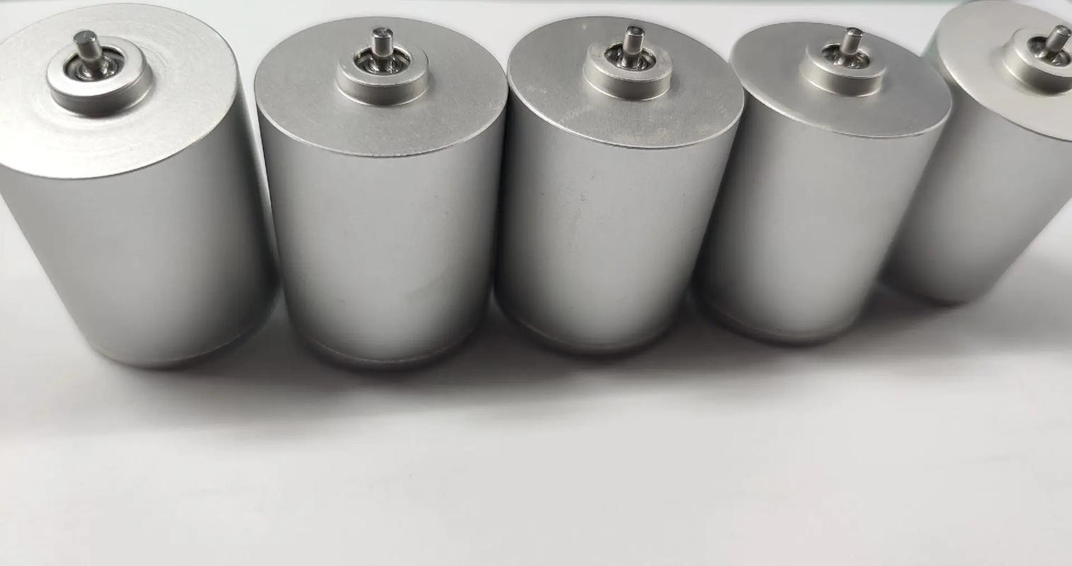 舵机里的电机是什么？直流电机为主，空心杯无刷更常见