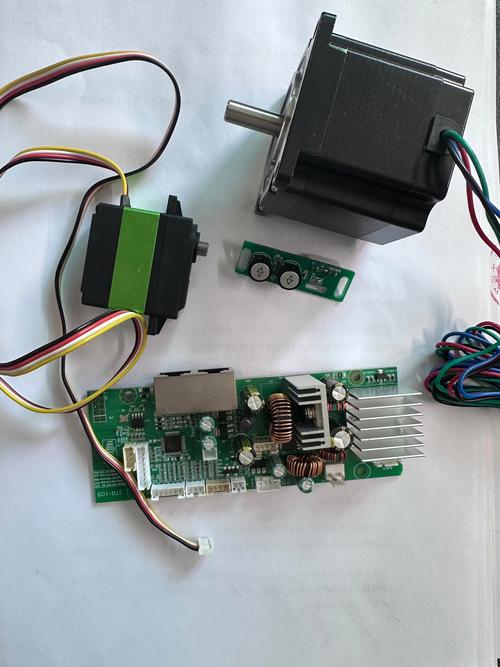 电机舵机_两个电机一个舵机一个电机可以吗_舵机和电机怎么配合