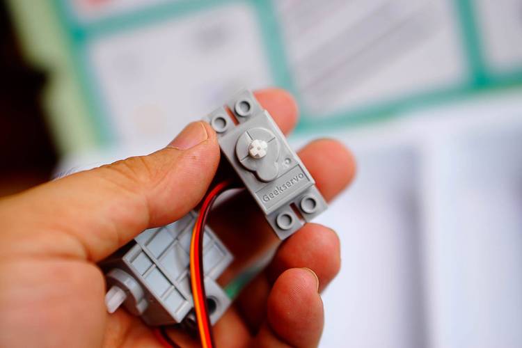 伺服舵机拆解_拆解伺服舵机图片_伺服舵机的工作原理