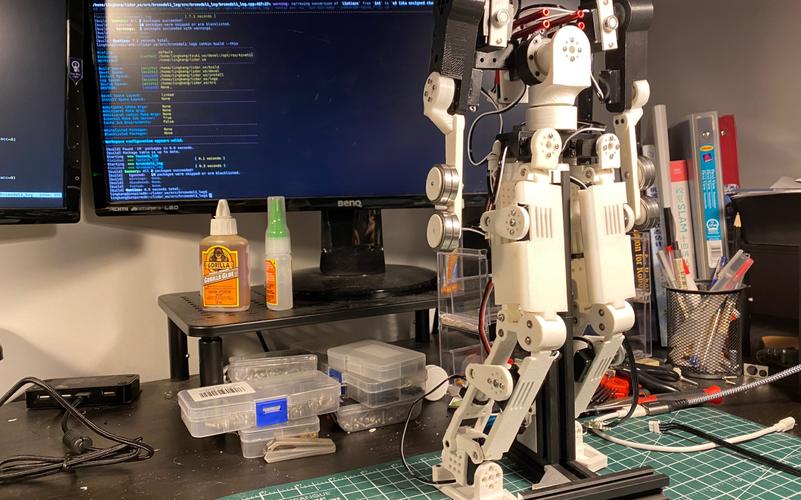 跑步机动作视频_舵机机器人跑步动作_跑步的机器人