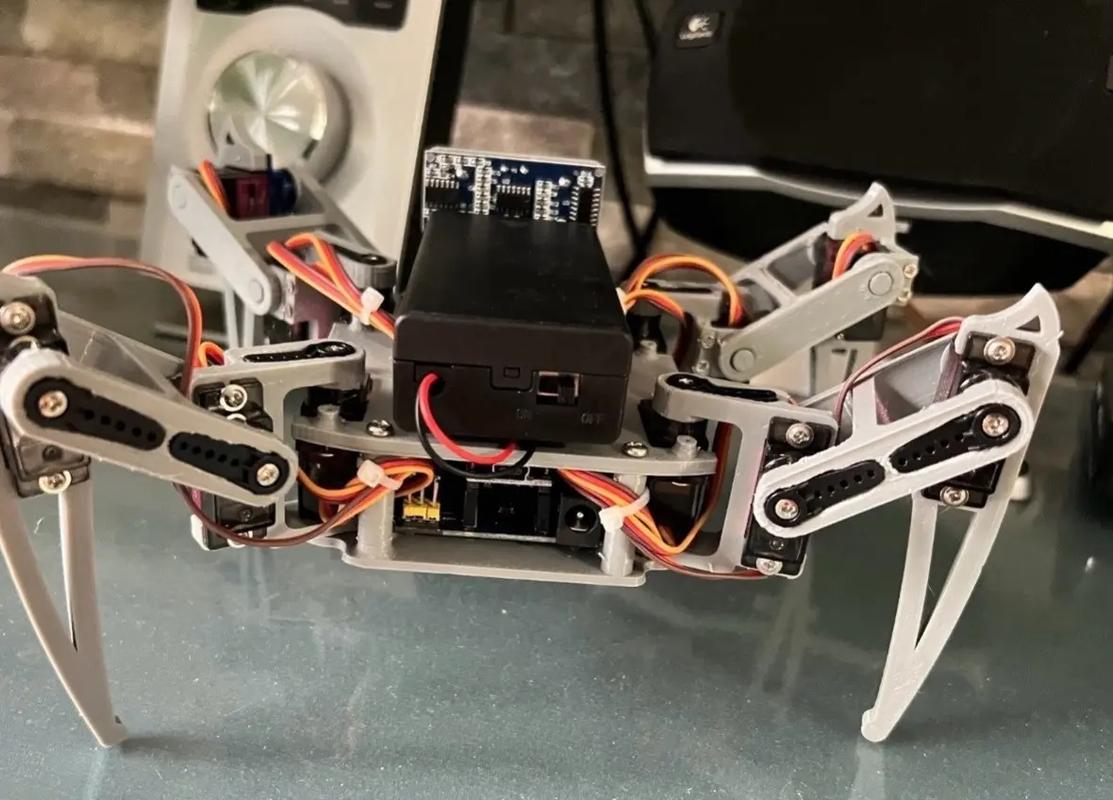 舵机机器人跑步动作_跑步机动作视频_跑步的机器人