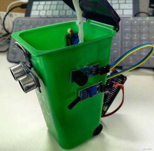 自动翻盖垃圾桶机械结构_自动翻盖垃圾桶手工_舵机制作自动翻盖垃圾桶的方法图解