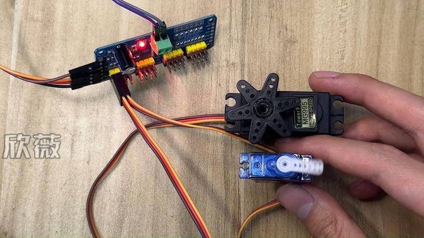 自动左右摆动器_舵机左右摆动不定什么原因_左右摆动的机器